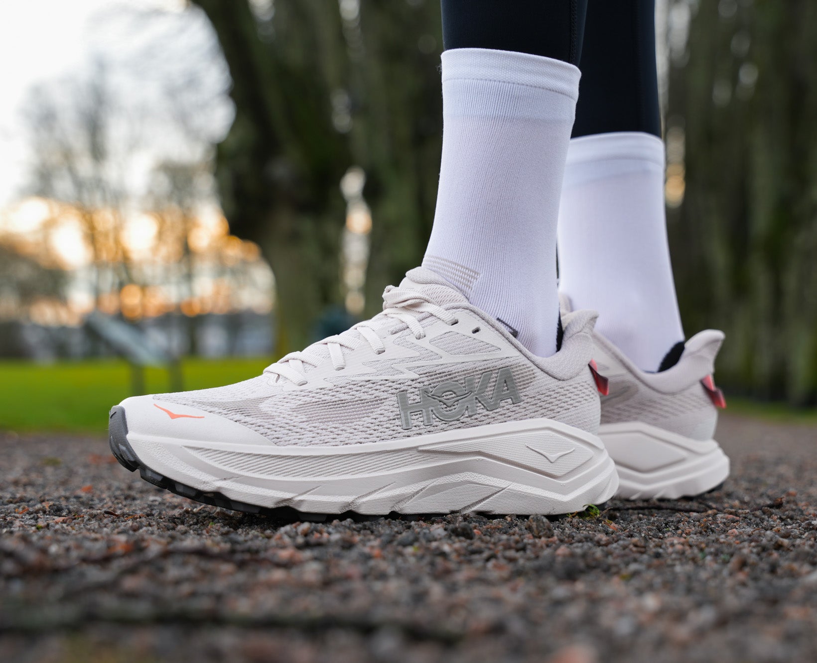 Hoka W CHALLENGER 8 Stucco / Asphalt Grey – Framsport